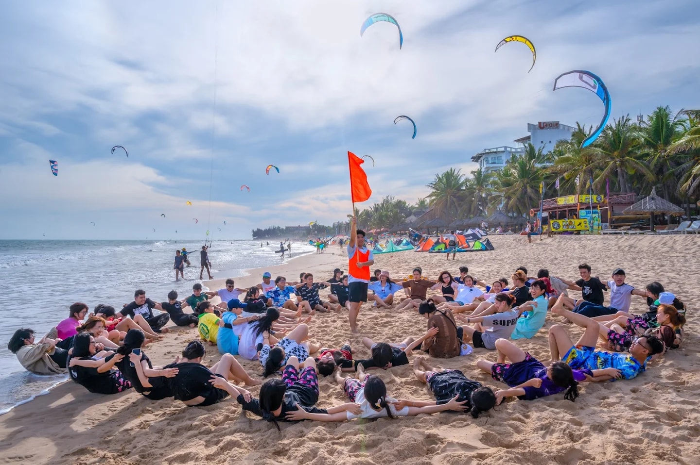 Tổ chức teambuilding, chụp ảnh kỉ yếu tại biển Hàm Tiến